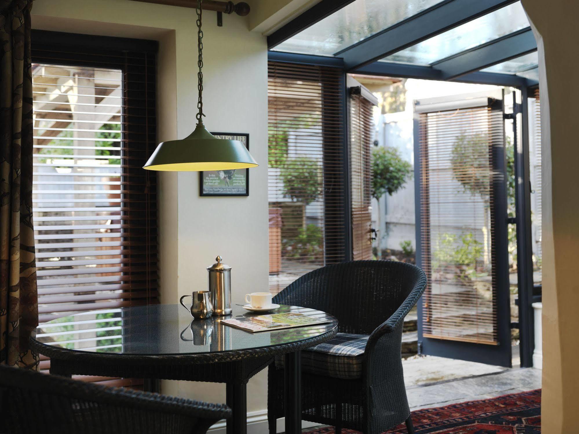The Hare & Hounds Hotel เทตบรี ภายนอก รูปภาพ