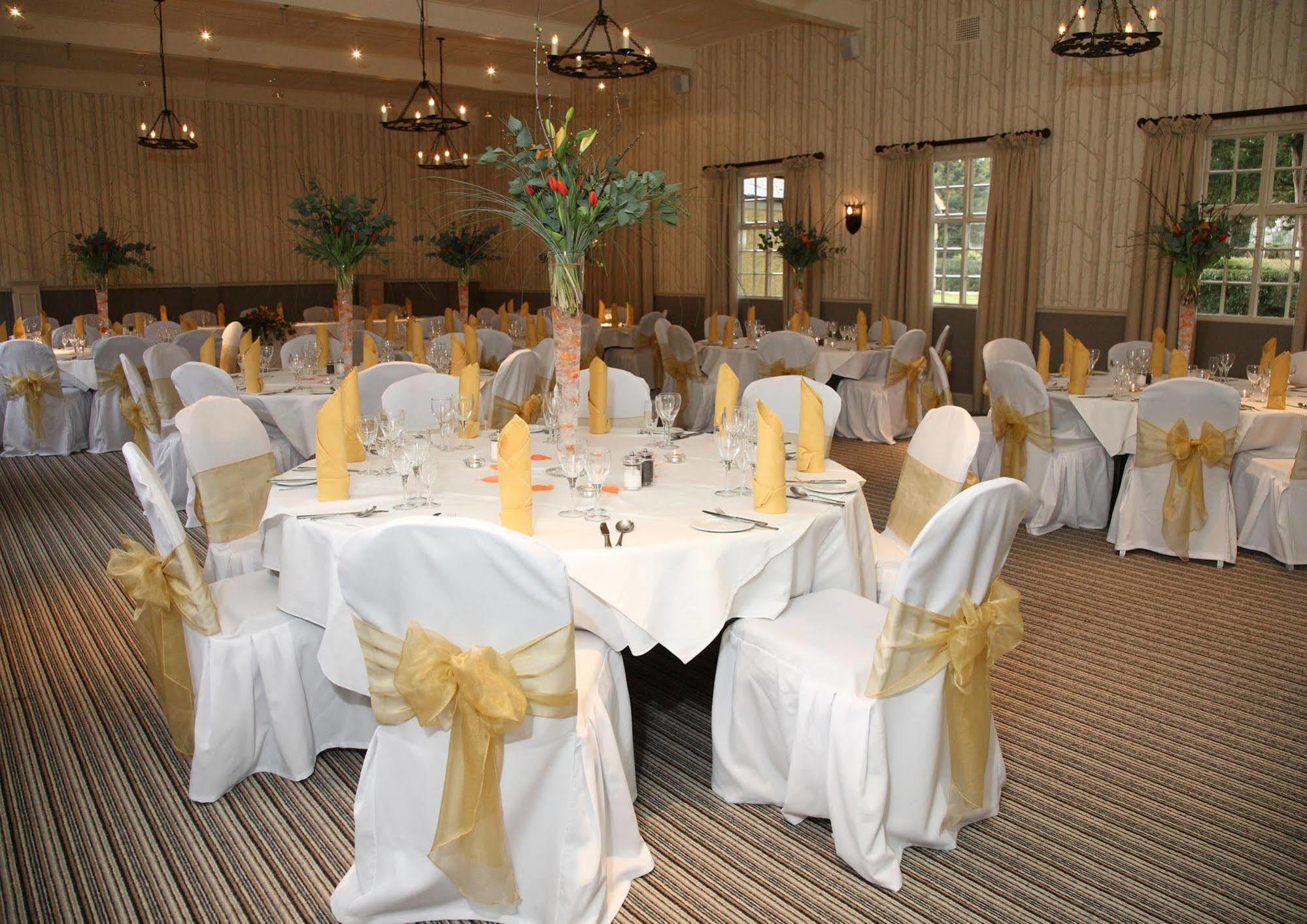 The Hare & Hounds Hotel เทตบรี ภายนอก รูปภาพ