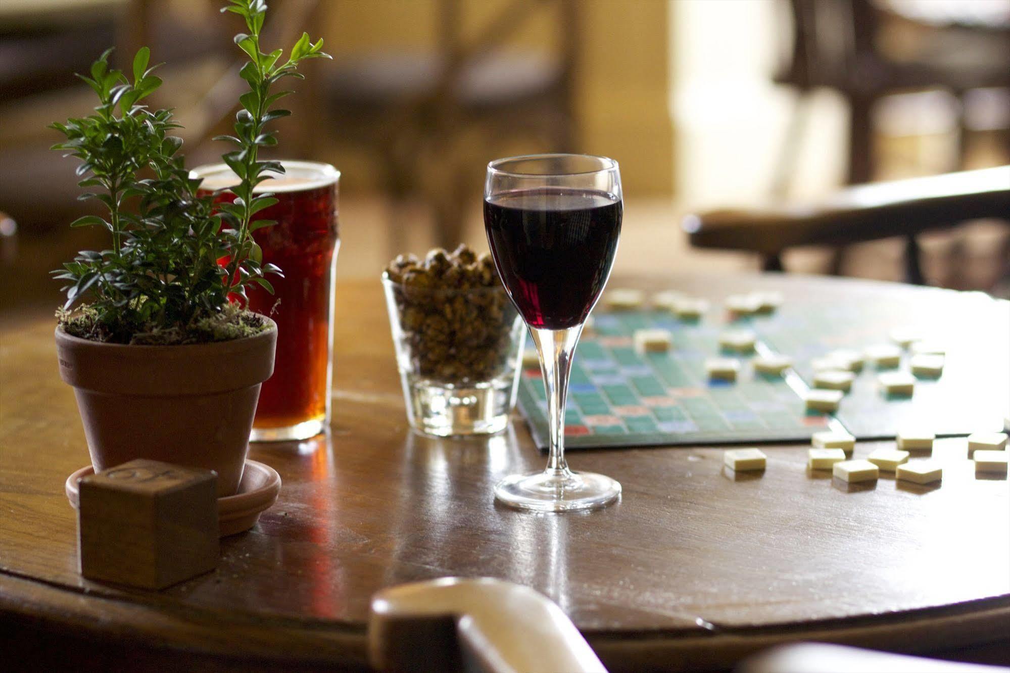 The Hare & Hounds Hotel เทตบรี ภายนอก รูปภาพ