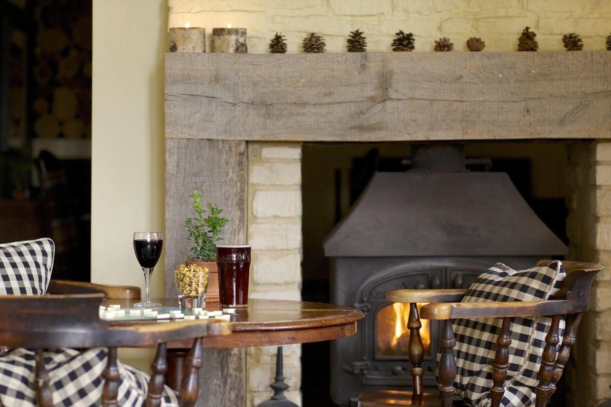 The Hare & Hounds Hotel เทตบรี ภายนอก รูปภาพ