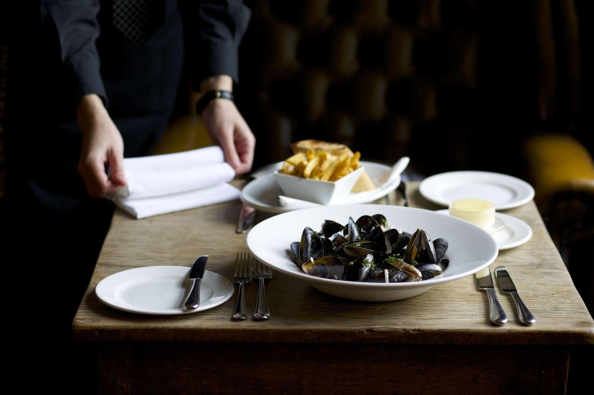 The Hare & Hounds Hotel เทตบรี ภายนอก รูปภาพ