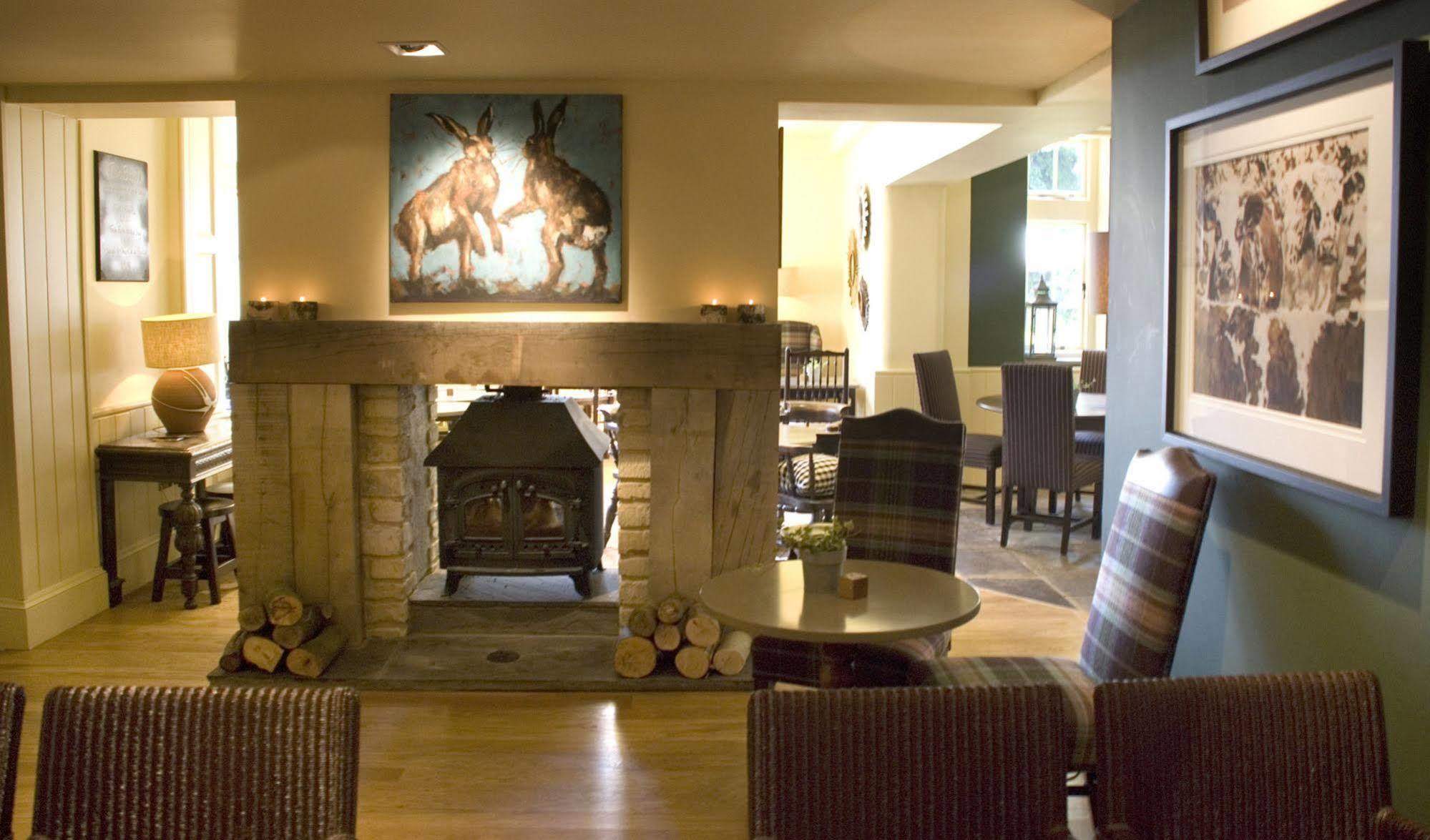 The Hare & Hounds Hotel เทตบรี ภายนอก รูปภาพ
